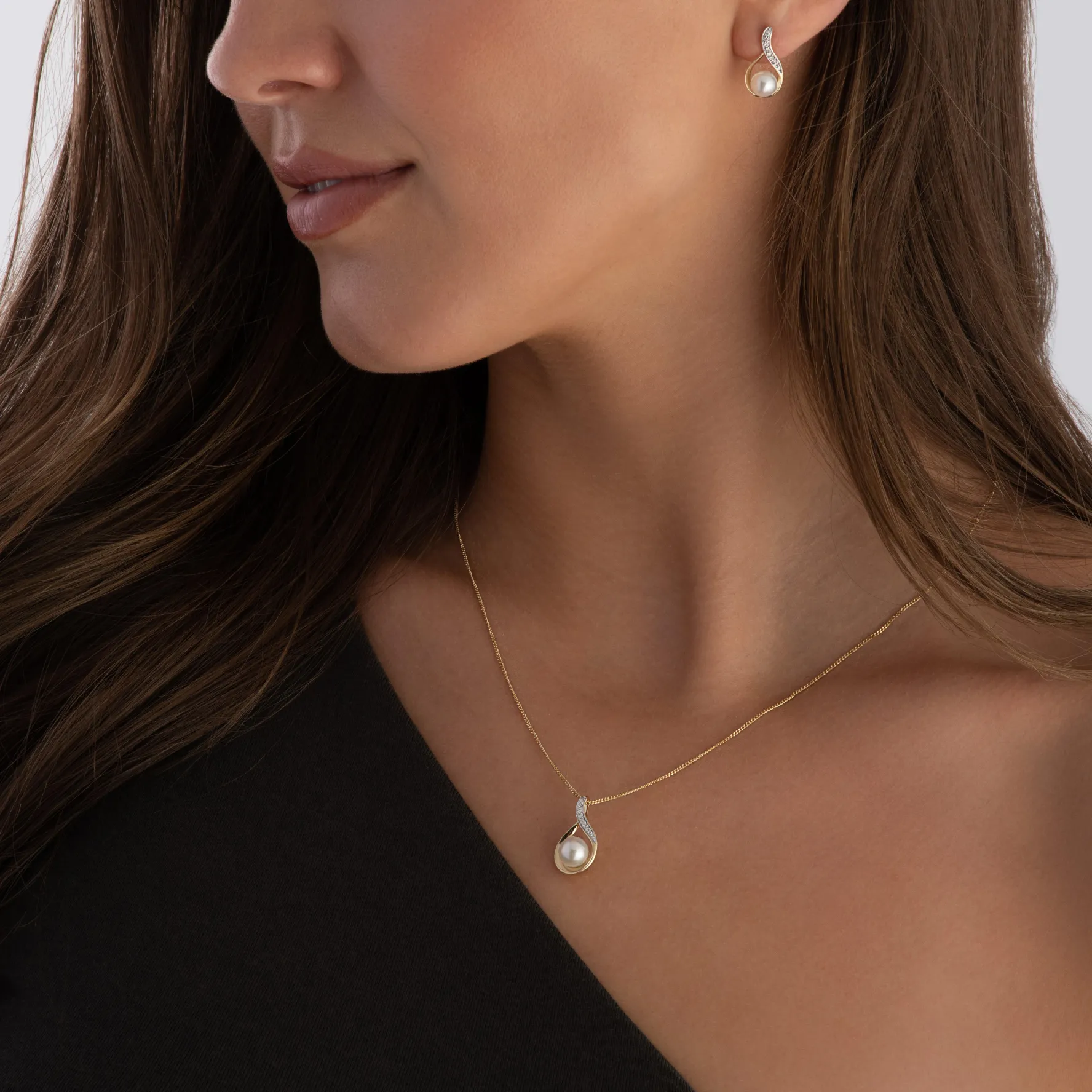 Beaverbrooks 9ct Yellow Gold Diamond Freshwater Pearl Pendant