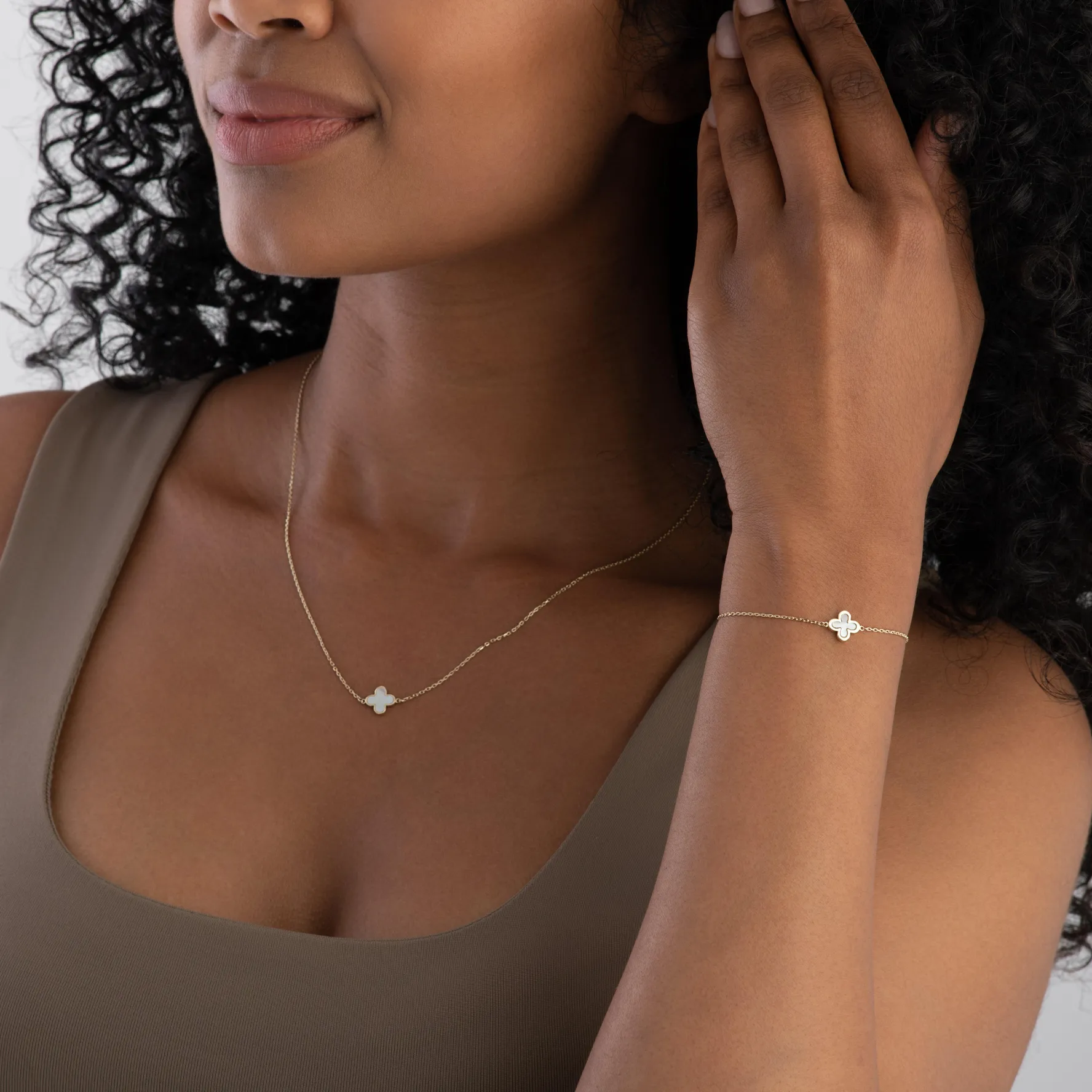Beaverbrooks 9ct Yellow Gold Mother of Pearl Single Clover Necklace